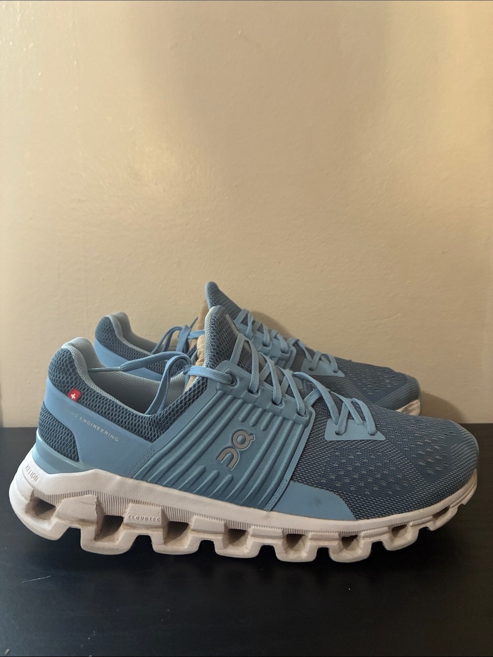 On Cloudswift in the Lake/Sky blue colorway features a lightweigh size 8W
